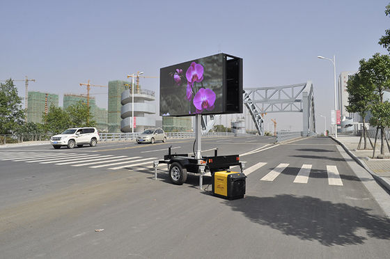320x160mm P4 Mobile Led Billboard Trailer With Lifting Rotation System